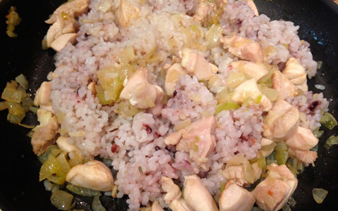 子どものお腹と体にやさしい、化学調味料を使わないチキンピラフ