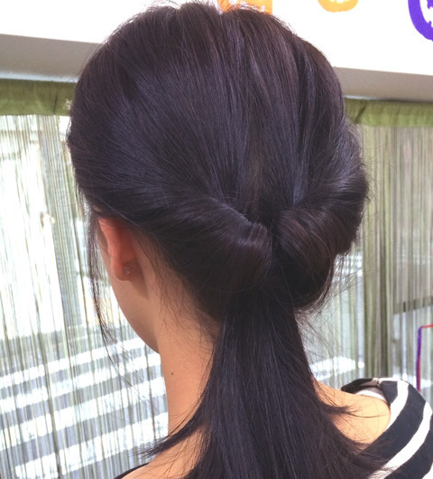 結んでねじるだけ！ 忙しい朝でも1分でできる、ゆるヘアスタイルの作り方