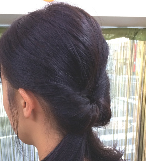 結んでねじるだけ！ 忙しい朝でも1分でできる、ゆるヘアスタイルの作り方