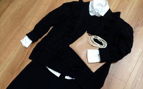 誰でも1枚は持っている！ 流行に左右されない白シャツの秋冬コーデ術