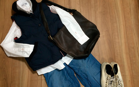 誰でも1枚は持っている！ 流行に左右されない白シャツの秋冬コーデ術