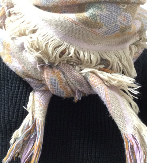 おしゃれに差がつく！ ママ友から一目おかれる大判ストールの着こなしテクニック