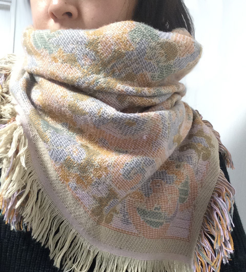 おしゃれに差がつく！ ママ友から一目おかれる大判ストールの着こなしテクニック