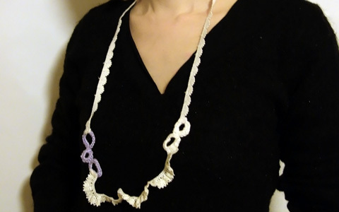 母乳育児中のコーディネートに、便利でかわいいオーガニックレースの授乳ネックレス