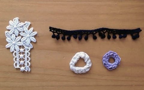 母乳育児中のコーディネートに、便利でかわいいオーガニックレースの授乳ネックレス