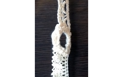 母乳育児中のコーディネートに、便利でかわいいオーガニックレースの授乳ネックレス