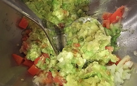 パーティーメニューにぴったり！ 刻んでつぶしてあえるだけの簡単アボガドディップ