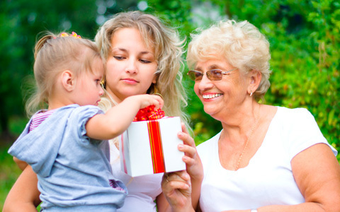 かわいいのはわかるけど…孫を甘やかす祖父母への対応策