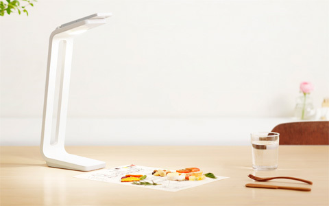 卓上ライト？ スキャナ？ 立体もA3サイズもまるっとスキャン、「SnapLite」で広がる日常