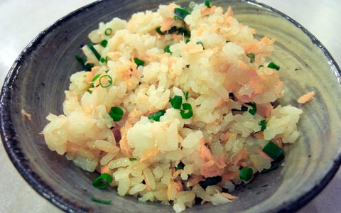 炊飯のスイッチを押すだけ！ バターの風味が香る鮭の簡単炊きこみご飯