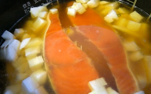 炊飯のスイッチを押すだけ！ バターの風味が香る鮭の簡単炊きこみご飯