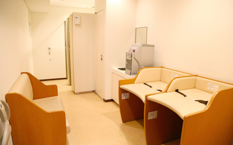 デパートなどのおむつ交換台を使用する上で絶対に注意したいポイント3つ