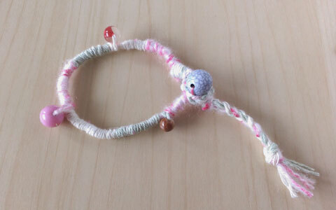 子供の肌にもやさしいから、親子でお揃いもOK！ グルグルブレスレットを作りましょう