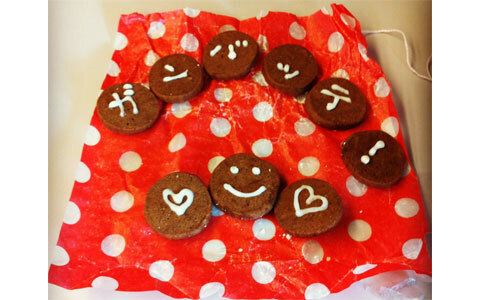 クッキーにメッセージをのせて、アイシングでクッキーをスペシャルカスタマイズ！