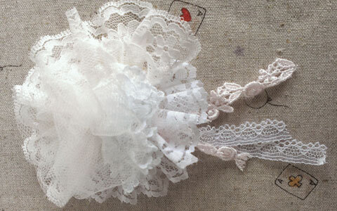 レースとフェルトでできる、手作りブローチでナチュラルにおめかし