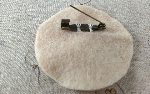 レースとフェルトでできる、手作りブローチでナチュラルにおめかし