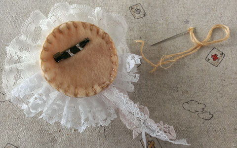 レースとフェルトでできる、手作りブローチでナチュラルにおめかし