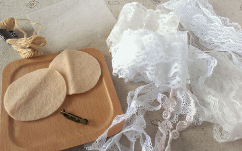 レースとフェルトでできる、手作りブローチでナチュラルにおめかし