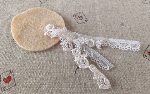 レースとフェルトでできる、手作りブローチでナチュラルにおめかし