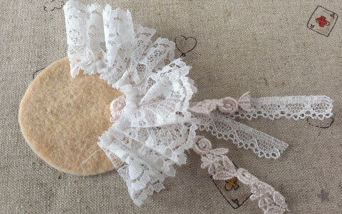 レースとフェルトでできる、手作りブローチでナチュラルにおめかし