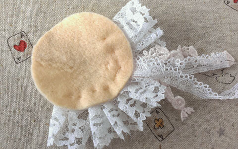 レースとフェルトでできる、手作りブローチでナチュラルにおめかし