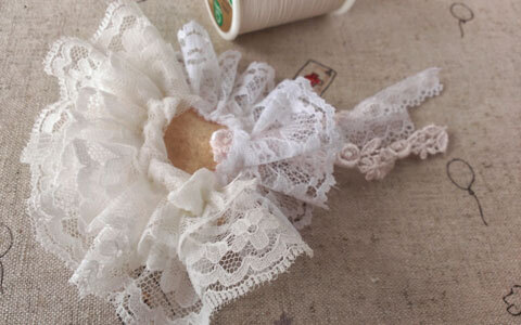 レースとフェルトでできる、手作りブローチでナチュラルにおめかし