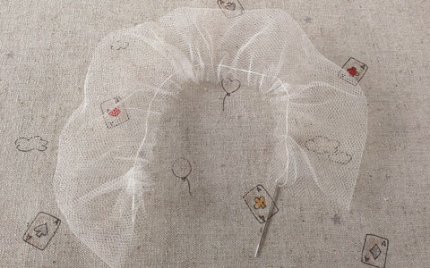 レースとフェルトでできる、手作りブローチでナチュラルにおめかし