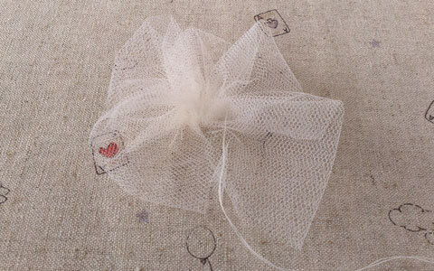 レースとフェルトでできる、手作りブローチでナチュラルにおめかし