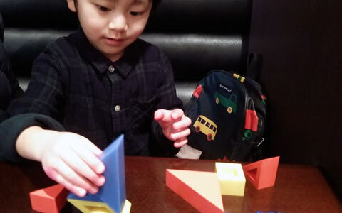 押して楽しい！ 組み立てて楽しい！ 幾通りにも遊べるシヤチハタの知育玩具が予想以上におもしろい