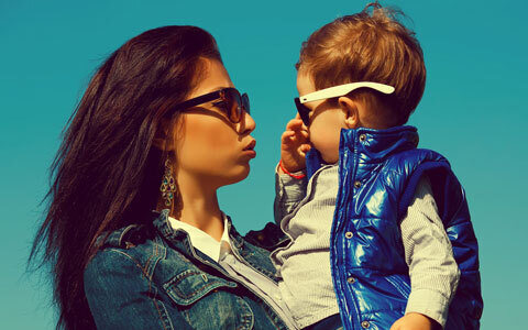 ママファッション：流行のデニムスタイルは、トップスでコンパクトに取り入れる