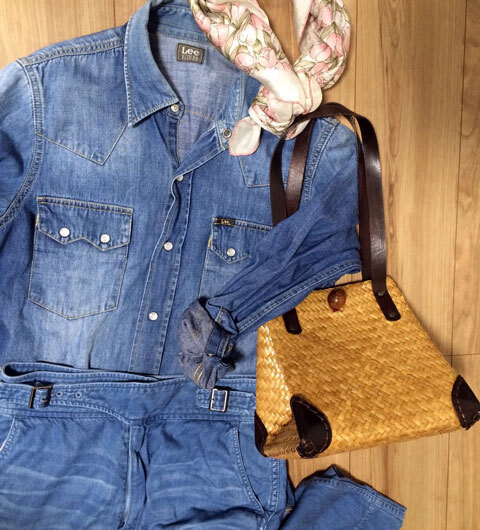 ママファッション：流行のデニムスタイルは、トップスでコンパクトに取り入れる