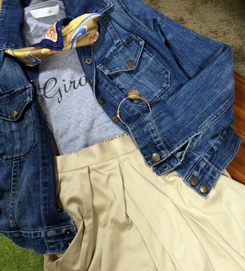 ママファッション：流行のデニムスタイルは、トップスでコンパクトに取り入れる