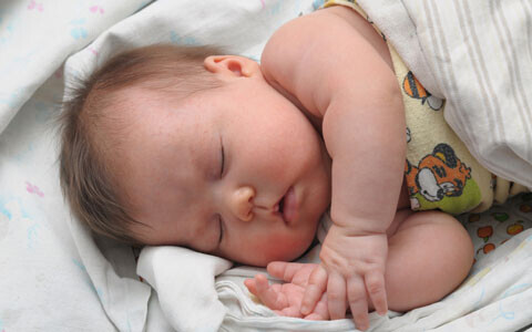赤ちゃんにもニキビができる 乳児湿疹について知っておきたいこと ウーマンエキサイト 1 2