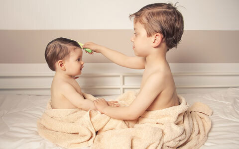 朝起きると大爆発！ 鳥の巣状態になっている子供の寝起きの髪を素早く綺麗にする方法