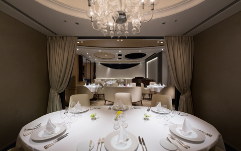 子供と行けるレストラン：ホールスタッフが突然ミュージシャンに変身!? ラ ジュネス代官山