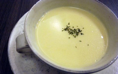缶詰を使うだけで本格的に！ レストランで食べるようなコーンスープ