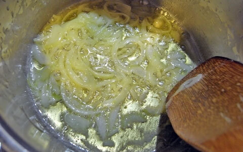 缶詰を使うだけで本格的に！ レストランで食べるようなコーンスープ