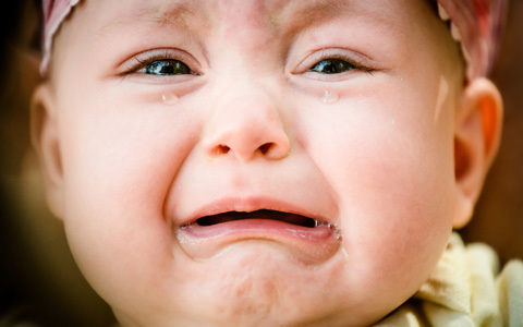 忙しい時間帯なのに…赤ちゃんの黄昏泣きにどう対応する？