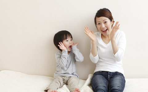 「むすんでひらいて（Open Shut Them）」を英語で歌おう！ 家族で楽しむ英語教育