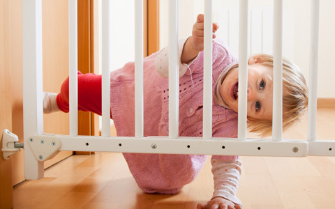 玄関・階段・キッチン…危険な場所には対策を！ 失敗しないベビーゲートの選び方