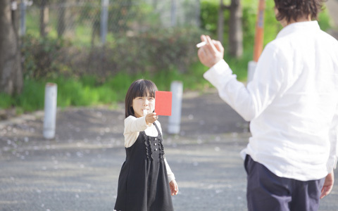 思わぬご近所トラブルに発展！ 子どもに忍び寄るたばこの危険（法律で切るママトラブル Vol.2）