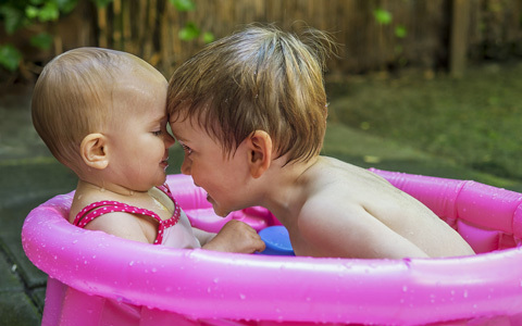 ちょっとのよそ見が大事故に!?　自宅でのビニールプール遊びの際に注意しておくこと