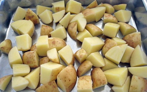 冷たい油と二度揚げでほくほく！ フライドポテト