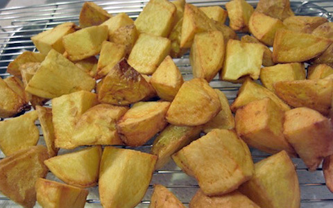 冷たい油と二度揚げでほくほく！ フライドポテト