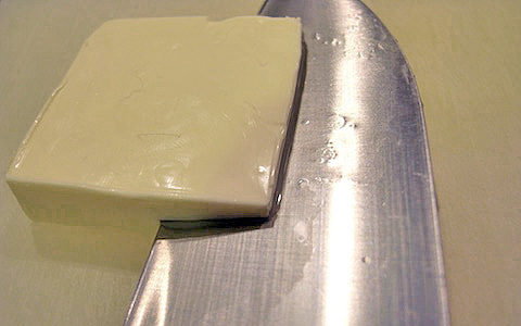 おもてなしにおすすめ！ アボカド、サーモン、クリームチーズを挟んだ、ちょっとオシャレなおにぎらずのレシピ