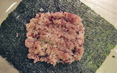 おもてなしにおすすめ！ アボカド、サーモン、クリームチーズを挟んだ、ちょっとオシャレなおにぎらずのレシピ