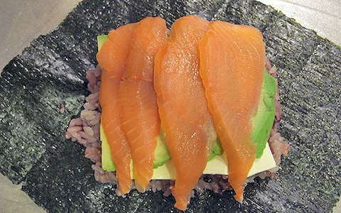 おもてなしにおすすめ！ アボカド、サーモン、クリームチーズを挟んだ、ちょっとオシャレなおにぎらずのレシピ