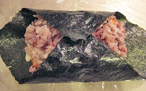 おもてなしにおすすめ！ アボカド、サーモン、クリームチーズを挟んだ、ちょっとオシャレなおにぎらずのレシピ