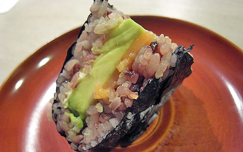 おもてなしにおすすめ！ アボカド、サーモン、クリームチーズを挟んだ、ちょっとオシャレなおにぎらずのレシピ