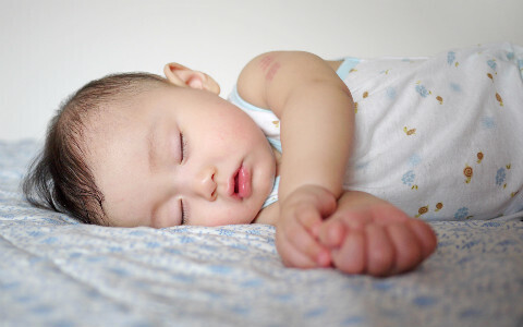 赤ちゃんの昼寝を長くする方法。月齢別の目安や向き合い方のコツ